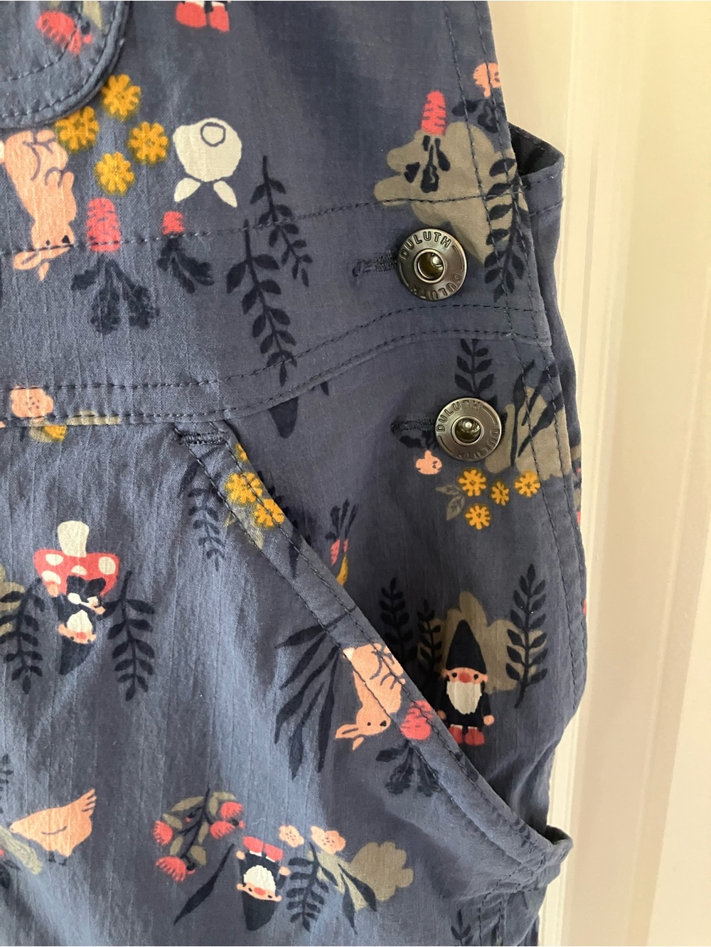 EUC Duluth Trading Retired Gnome Chicken Short Garden Overalls Shortalls (Large) - Picture 4 of 7